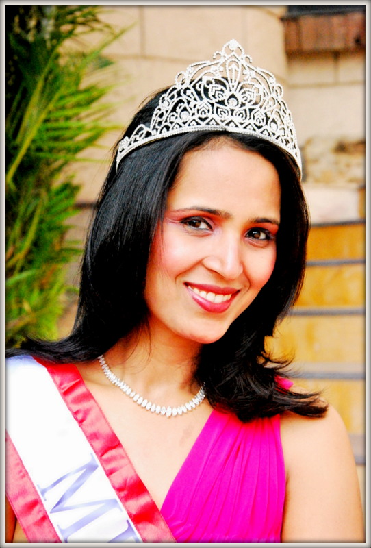 Shilpa Bhagat with her Mrs.India 2013 Crown